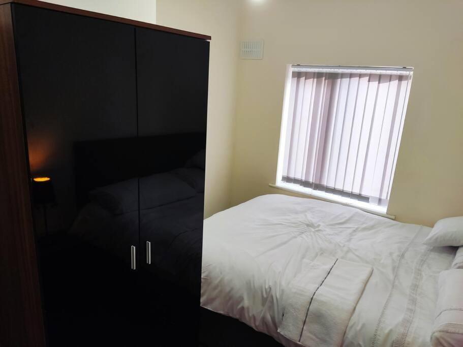 Cheerful 2-Bedroom Home With Off Street Parking Blackpool Kültér fotó