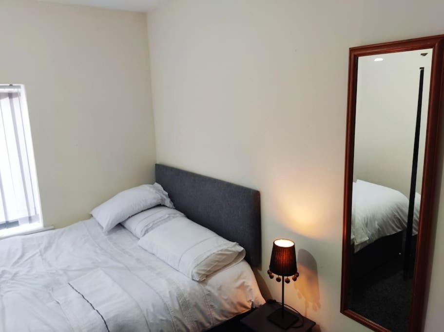 Cheerful 2-Bedroom Home With Off Street Parking Blackpool Kültér fotó