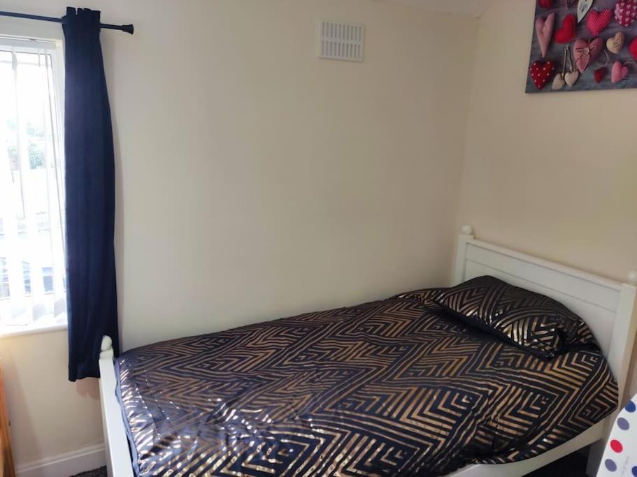 Cheerful 2-Bedroom Home With Off Street Parking Blackpool Kültér fotó