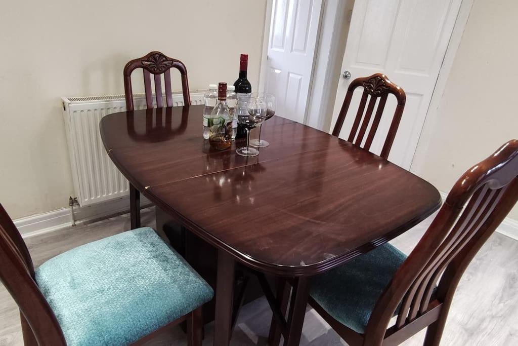 Cheerful 2-Bedroom Home With Off Street Parking Blackpool Kültér fotó