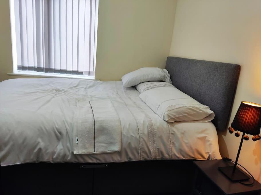 Cheerful 2-Bedroom Home With Off Street Parking Blackpool Kültér fotó