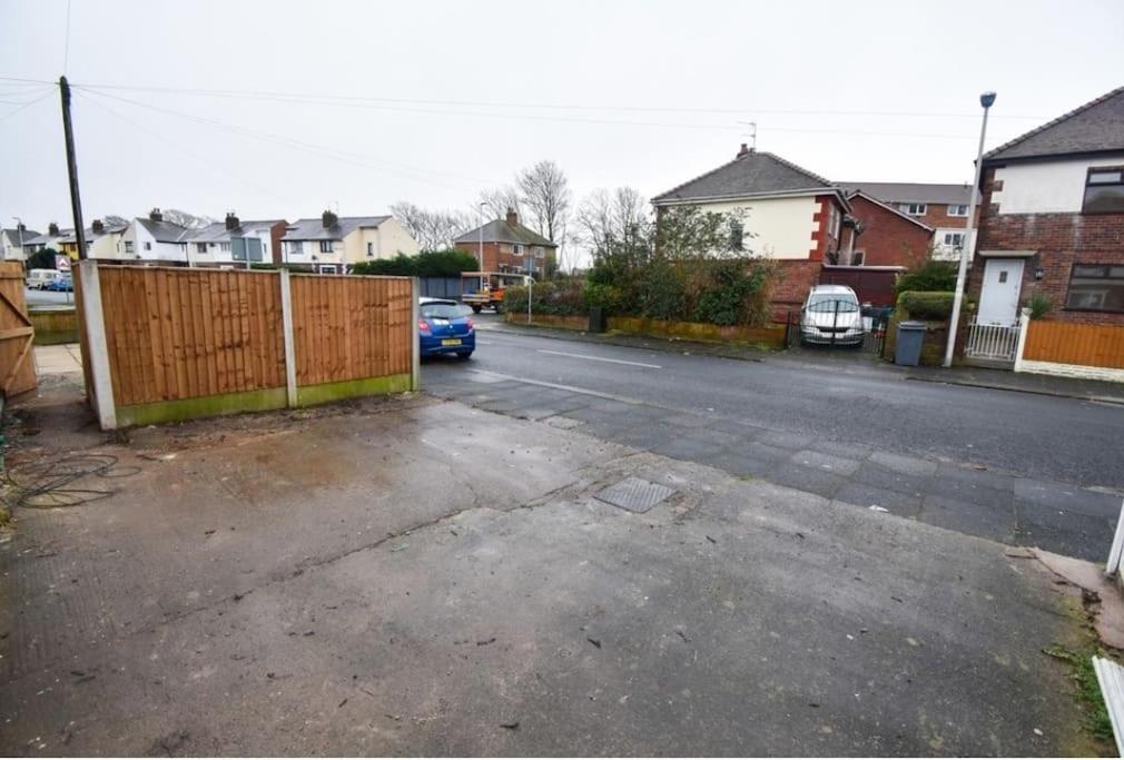 Cheerful 2-Bedroom Home With Off Street Parking Blackpool Kültér fotó