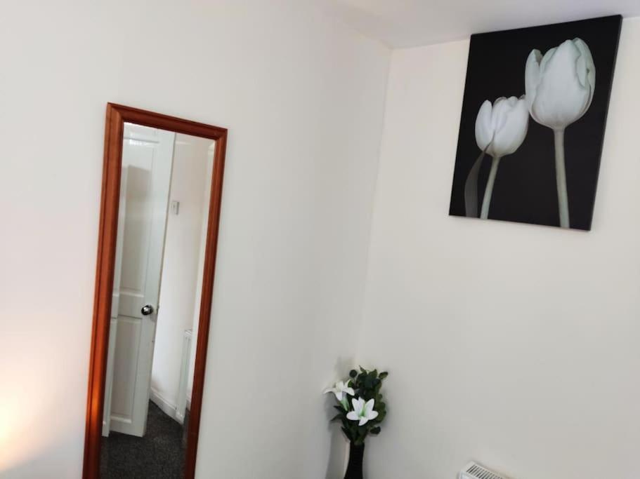 Cheerful 2-Bedroom Home With Off Street Parking Blackpool Kültér fotó