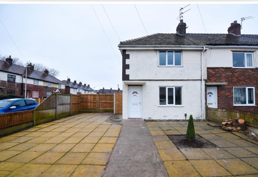 Cheerful 2-Bedroom Home With Off Street Parking Blackpool Kültér fotó