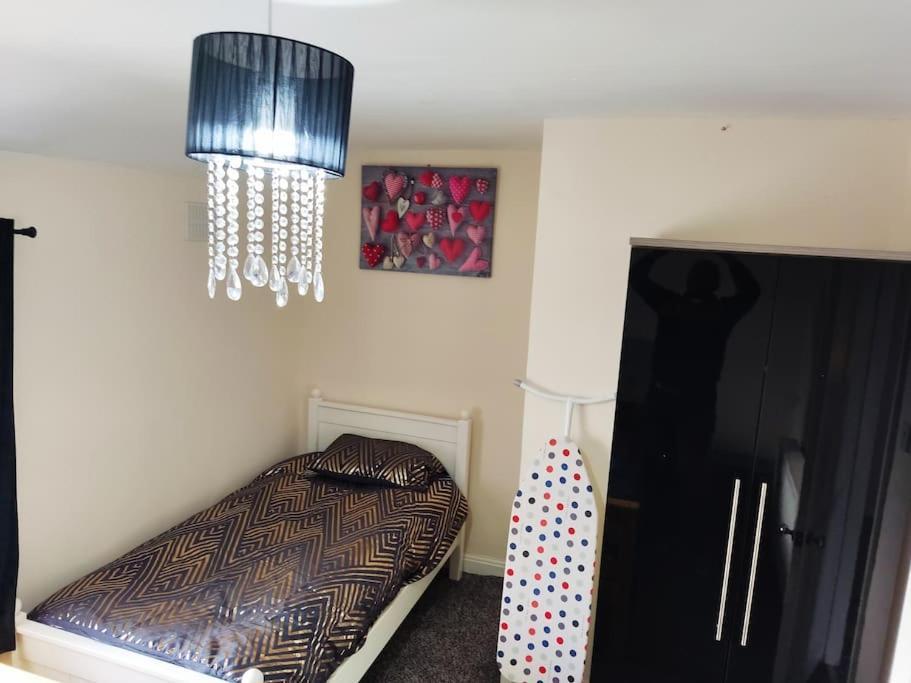 Cheerful 2-Bedroom Home With Off Street Parking Blackpool Kültér fotó