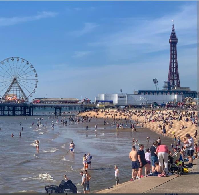 Cheerful 2-Bedroom Home With Off Street Parking Blackpool Kültér fotó