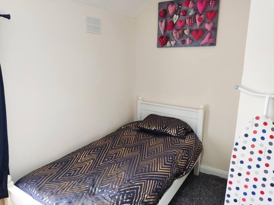 Cheerful 2-Bedroom Home With Off Street Parking Blackpool Kültér fotó