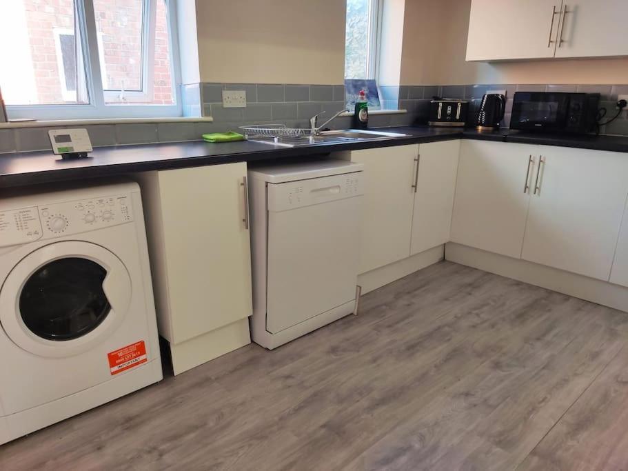 Cheerful 2-Bedroom Home With Off Street Parking Blackpool Kültér fotó