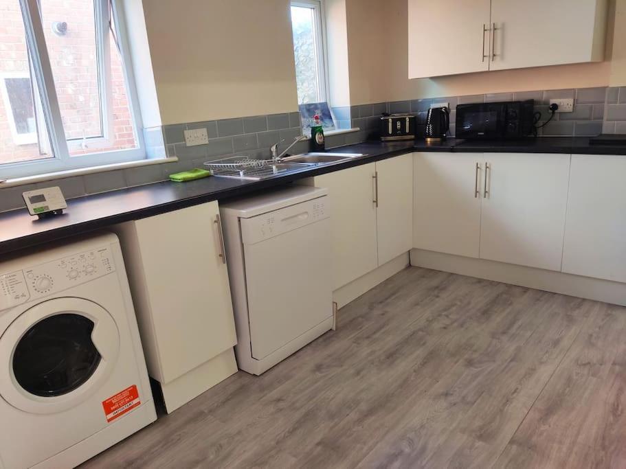 Cheerful 2-Bedroom Home With Off Street Parking Blackpool Kültér fotó