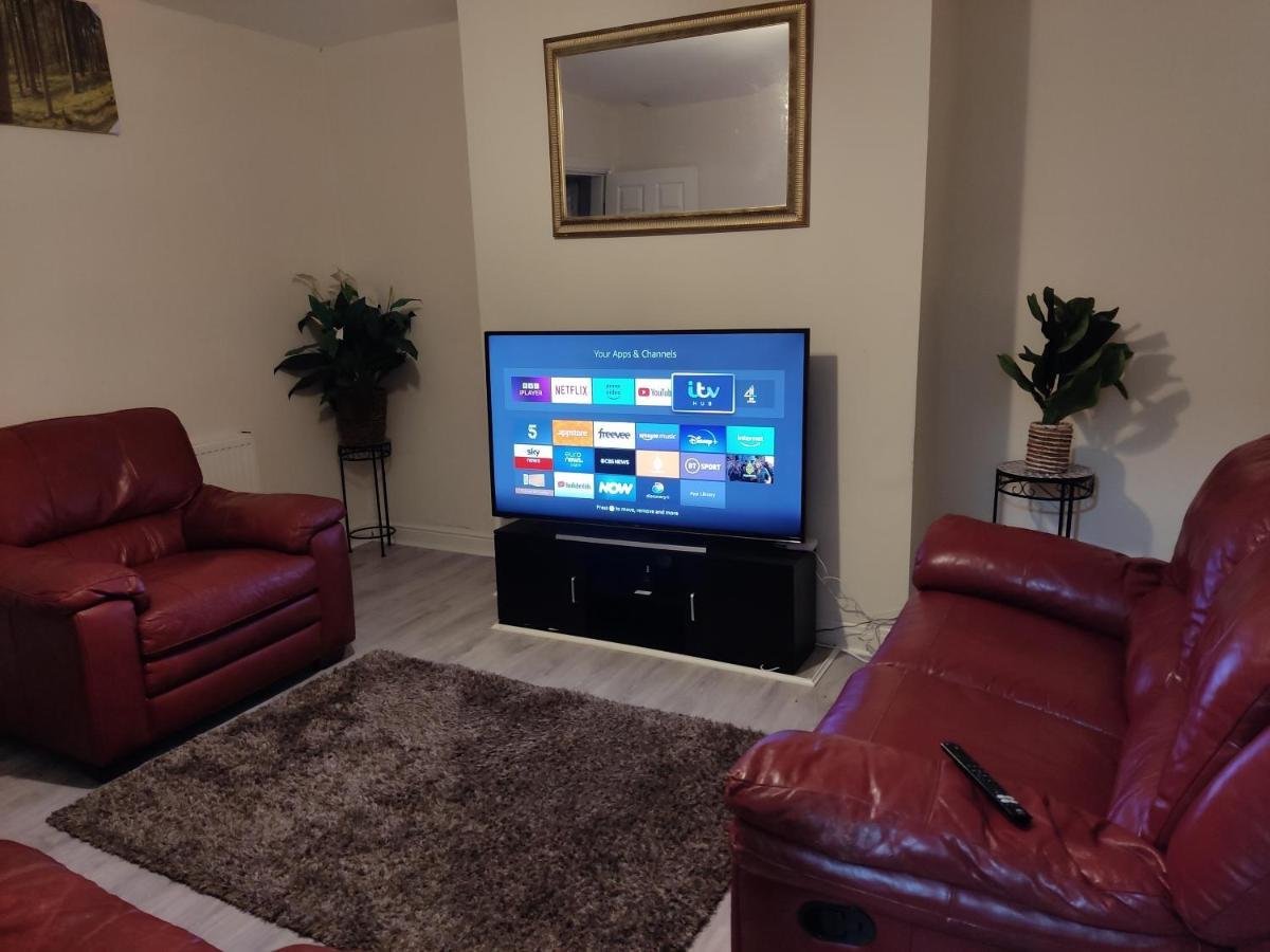Cheerful 2-Bedroom Home With Off Street Parking Blackpool Kültér fotó