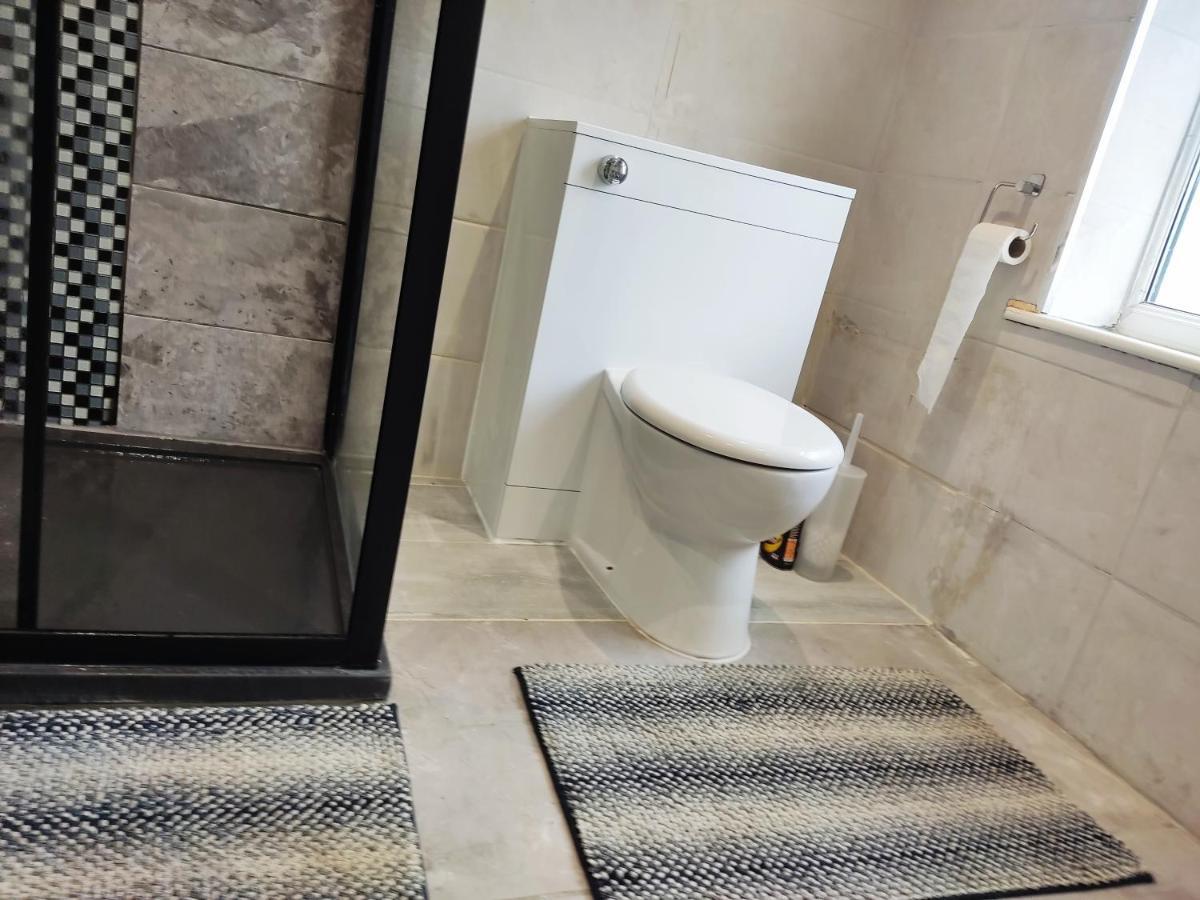Cheerful 2-Bedroom Home With Off Street Parking Blackpool Kültér fotó
